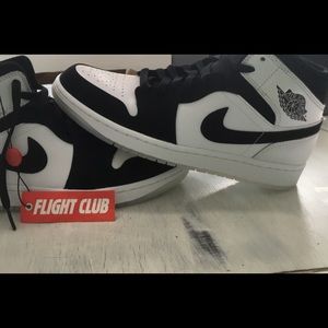 Air Jordan 1s “Diamond” brand new